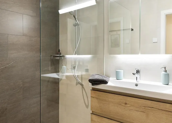 שפיץ Spacious & Modern Apt - Balcony & Parking תמונה